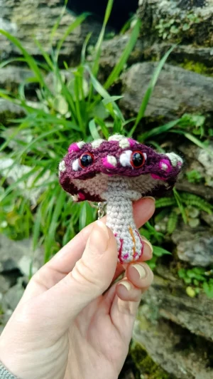 Porte-clés , champignon , Champi'fou violet  aux spores blancs et fushia psychédélique, crocheté main acrylique, ouate hypoallergénique