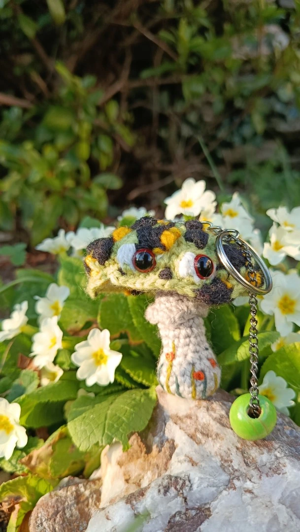 Porte-clés , champignon , Champi'fou vert aux spores noir et jaune psychédélique, crocheté main acrylique, ouate hypoallergénique