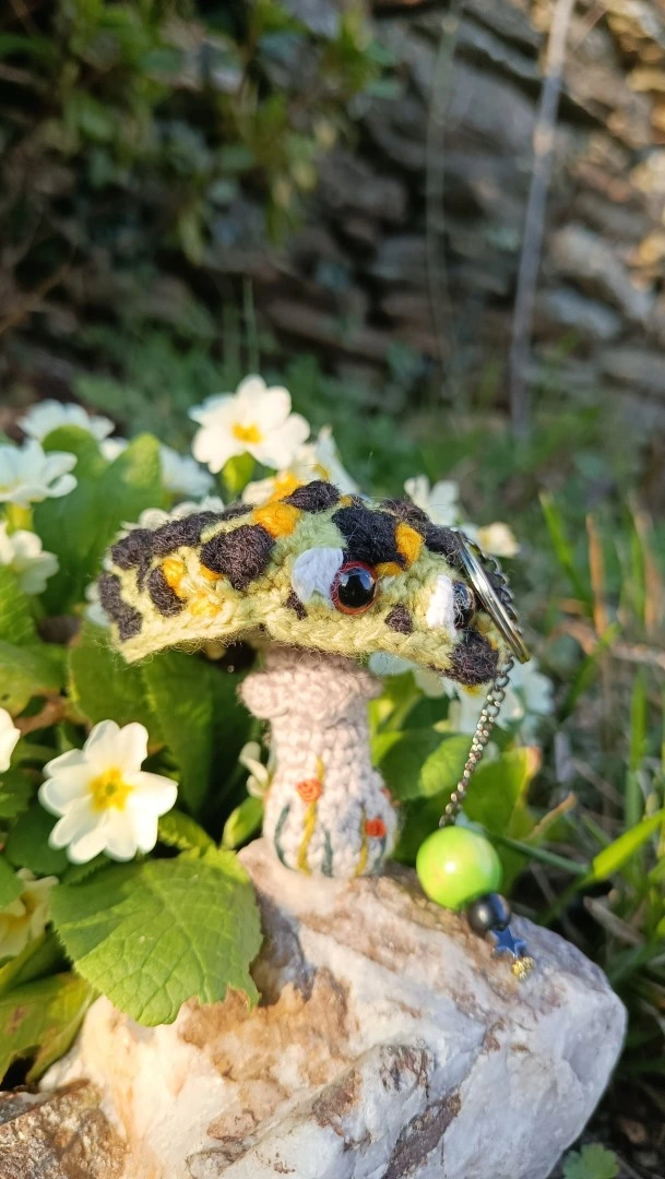 Porte-clés , champignon , Champi'fou vert aux spores noir et jaune psychédélique, crocheté main acrylique, ouate hypoallergénique – Image 3