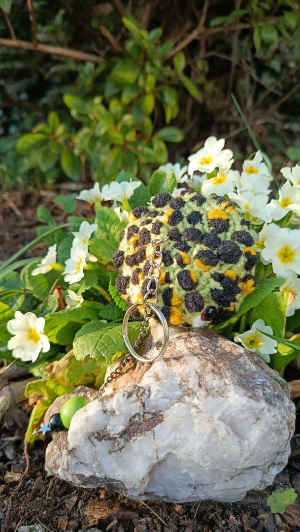 Porte-clés , champignon , Champi'fou vert aux spores noir et jaune psychédélique, crocheté main acrylique, ouate hypoallergénique – Image 4