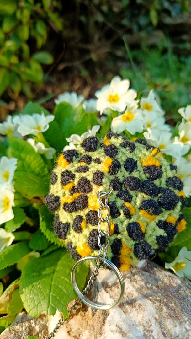 Porte-clés , champignon , Champi'fou vert aux spores noir et jaune psychédélique, crocheté main acrylique, ouate hypoallergénique – Image 5