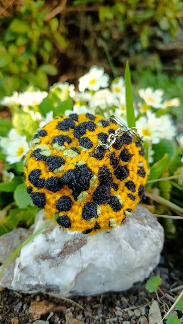 Porte-clés , champignon , Champi'fou dendrobate jaune et noir psychédélique, crocheté main acrylique, ouate hypoallergénique – Image 5