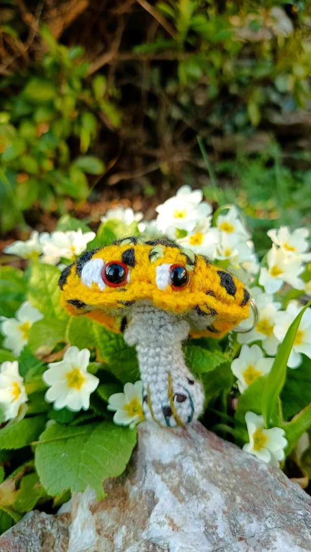 Porte-clés , champignon , Champi'fou dendrobate jaune et noir psychédélique, crocheté main acrylique, ouate hypoallergénique – Image 3