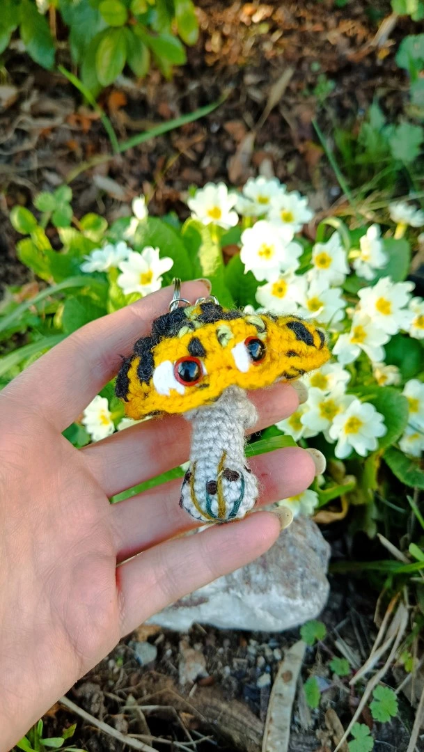 Porte-clés , champignon , Champi'fou dendrobate jaune et noir psychédélique, crocheté main acrylique, ouate hypoallergénique – Image 4