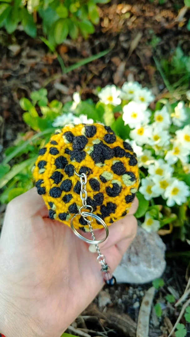 Porte-clés , champignon , Champi'fou dendrobate jaune et noir psychédélique, crocheté main acrylique, ouate hypoallergénique – Image 8