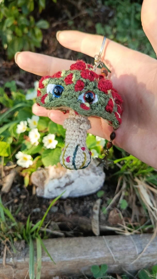 Porte-clés , champignon , Champi'fou kaki aux spores bordeaux psychédélique, crocheté main acrylique, ouate hypoallergénique – Image 2