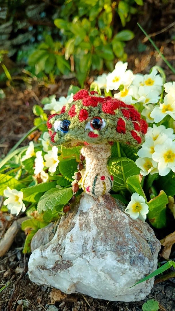 Porte-clés , champignon , Champi'fou kaki aux spores bordeaux psychédélique, crocheté main acrylique, ouate hypoallergénique – Image 6