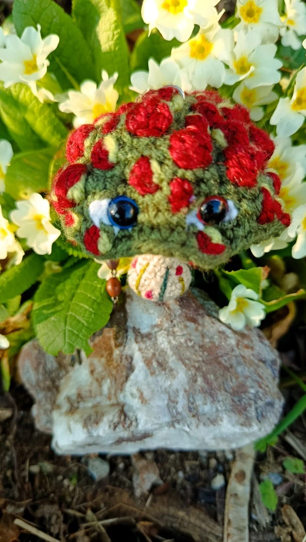 Porte-clés , champignon , Champi'fou kaki aux spores bordeaux psychédélique, crocheté main acrylique, ouate hypoallergénique