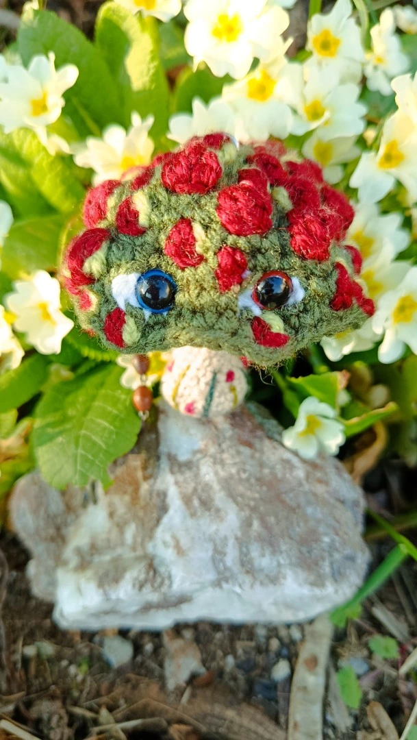 Porte-clés , champignon , Champi'fou kaki aux spores bordeaux psychédélique, crocheté main acrylique, ouate hypoallergénique – Image 7