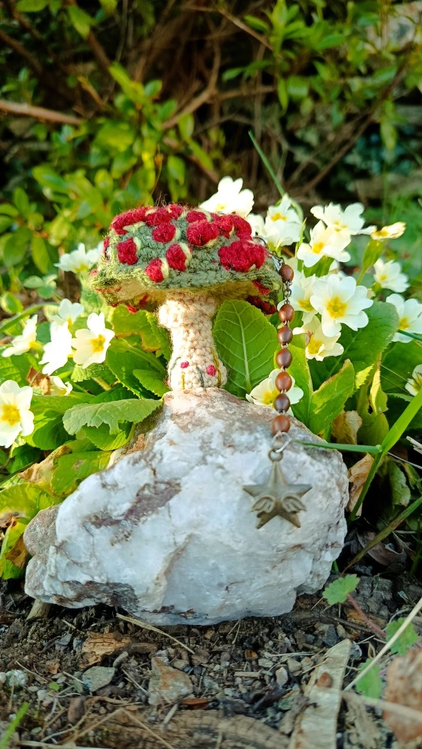 Porte-clés , champignon , Champi'fou kaki aux spores bordeaux psychédélique, crocheté main acrylique, ouate hypoallergénique – Image 8