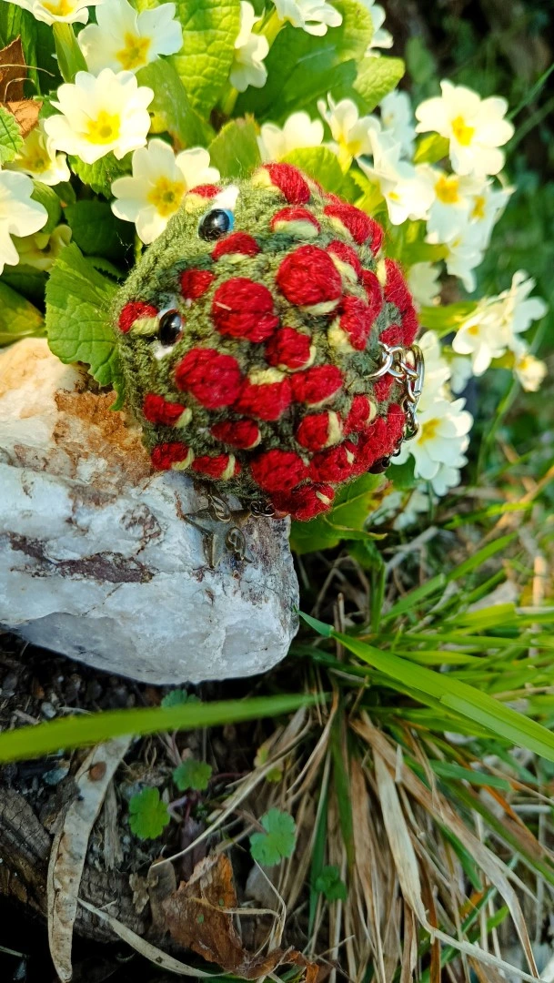 Porte-clés , champignon , Champi'fou kaki aux spores bordeaux psychédélique, crocheté main acrylique, ouate hypoallergénique – Image 9