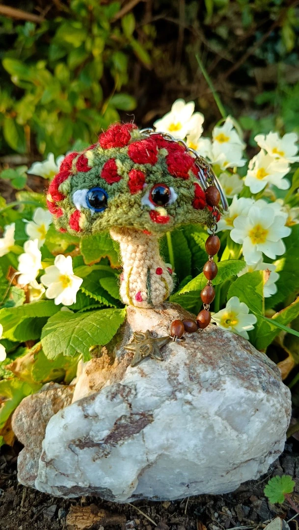 Porte-clés , champignon , Champi'fou kaki aux spores bordeaux psychédélique, crocheté main acrylique, ouate hypoallergénique – Image 5