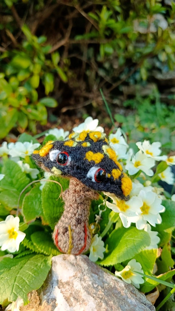 Porte-clés , champignon , Champi'fou salamandre, noir aux spores jaunes psychédélique, crocheté main acrylique, ouate hypoallergénique – Image 3