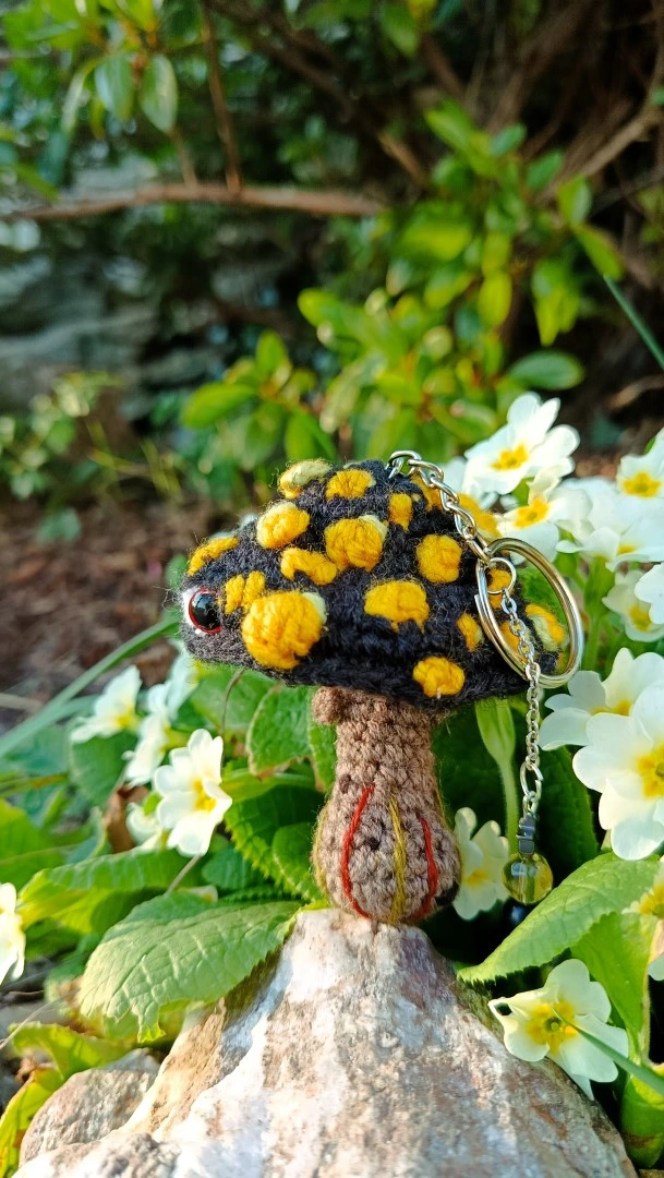 Porte-clés , champignon , Champi'fou salamandre, noir aux spores jaunes psychédélique, crocheté main acrylique, ouate hypoallergénique – Image 5