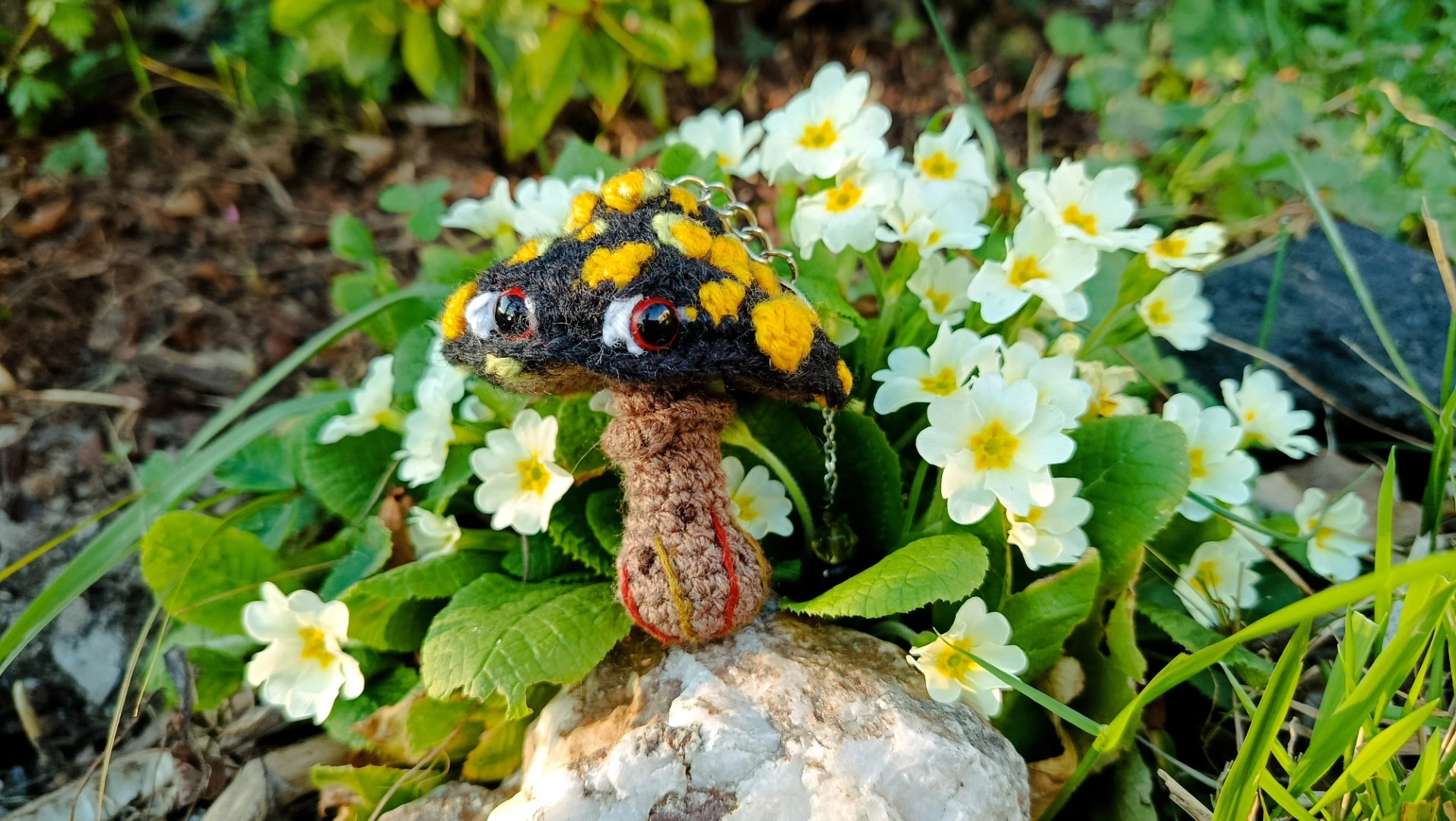 Porte-clés , champignon , Champi'fou salamandre, noir aux spores jaunes psychédélique, crocheté main acrylique, ouate hypoallergénique – Image 7