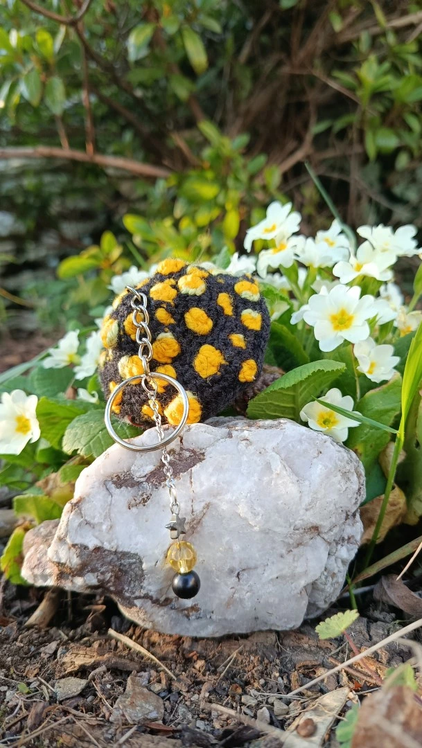Porte-clés , champignon , Champi'fou salamandre, noir aux spores jaunes psychédélique, crocheté main acrylique, ouate hypoallergénique – Image 9