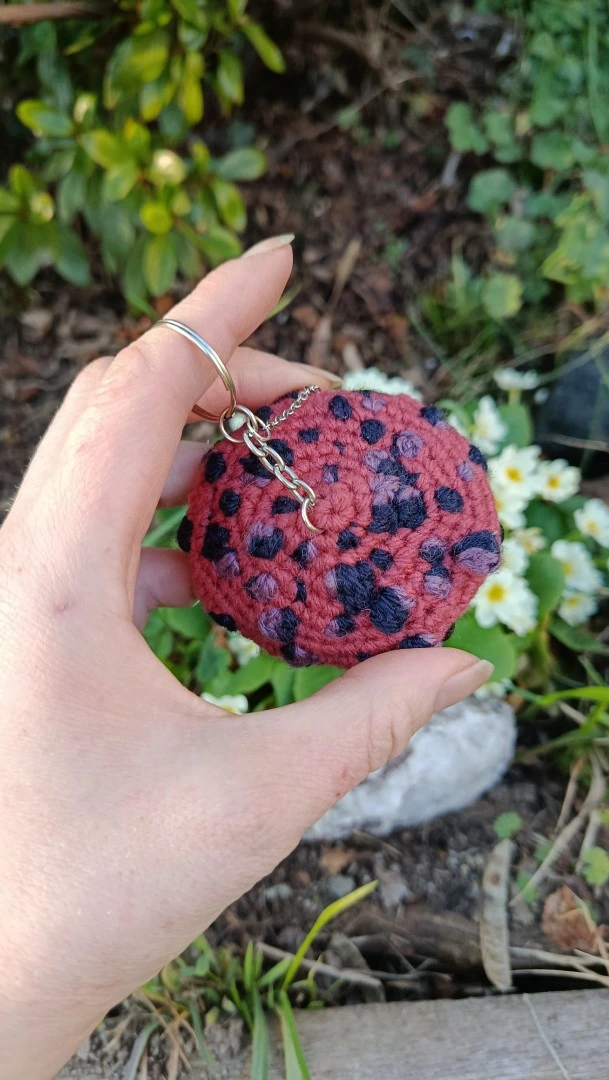 Porte-clés , champignon , Champi'fou vieux rose aux spores bleu nuit et violine psychédélique, crocheté main acrylique, ouate hypoallergénique – Image 3