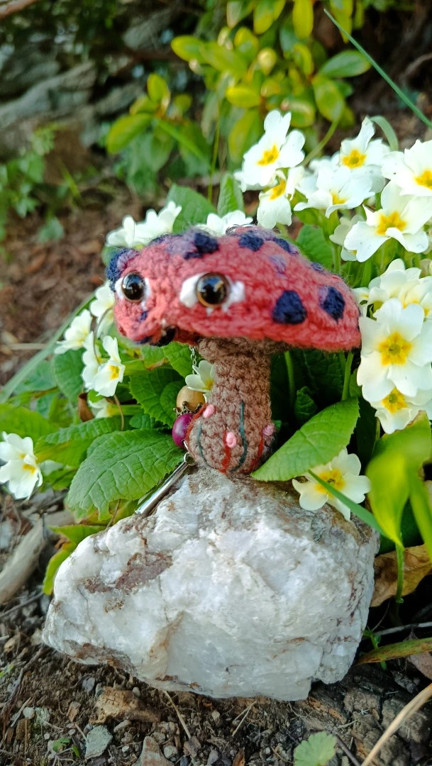 Porte-clés , champignon , Champi'fou vieux rose aux spores bleu nuit et violine psychédélique, crocheté main acrylique, ouate hypoallergénique – Image 5