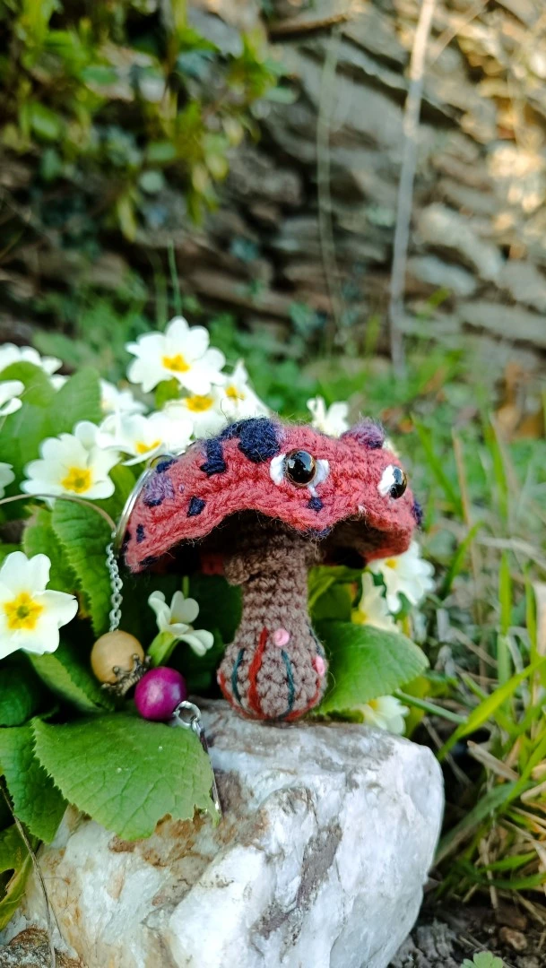 Porte-clés , champignon , Champi'fou vieux rose aux spores bleu nuit et violine psychédélique, crocheté main acrylique, ouate hypoallergénique – Image 6