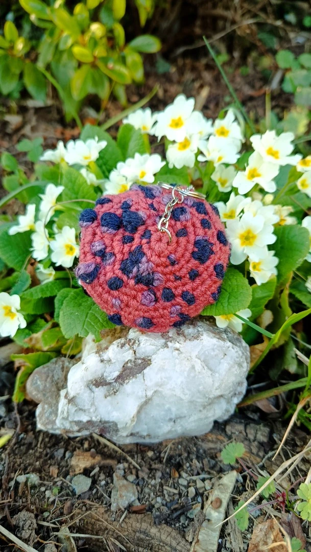 Porte-clés , champignon , Champi'fou vieux rose aux spores bleu nuit et violine psychédélique, crocheté main acrylique, ouate hypoallergénique – Image 7