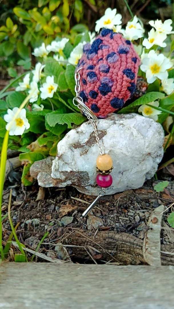 Porte-clés , champignon , Champi'fou vieux rose aux spores bleu nuit et violine psychédélique, crocheté main acrylique, ouate hypoallergénique – Image 8