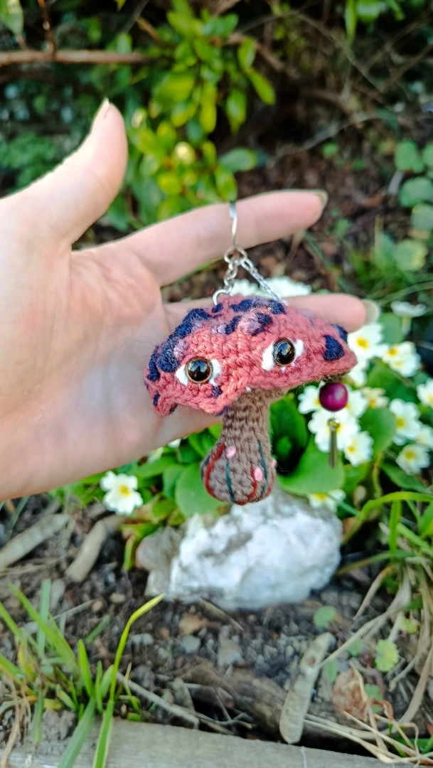 Porte-clés , champignon , Champi'fou vieux rose aux spores bleu nuit et violine psychédélique, crocheté main acrylique, ouate hypoallergénique – Image 4