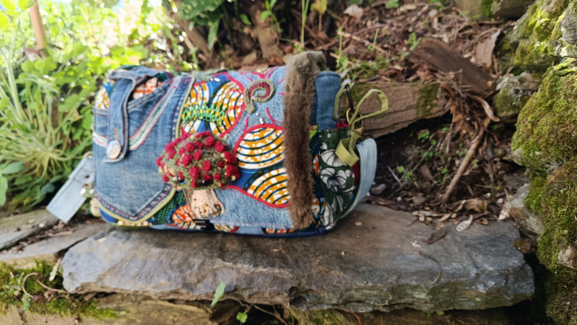 Petite Besace de survie ,La légende des deux esprits des bois mystiques, jeans, wax , motifs crochetés