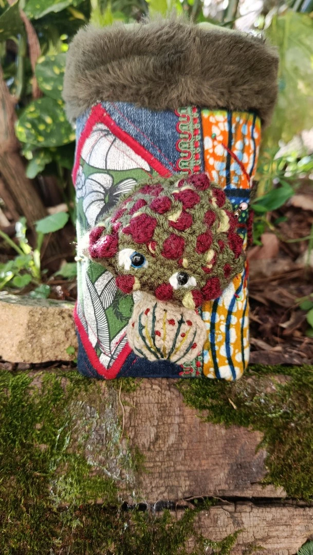 Etui à lunettes, jeux de cartes, art divinatoires , La légende d'un petit esprits des bois mystiques, jeans,wax, coton, motifs au crochet champifou – Image 10