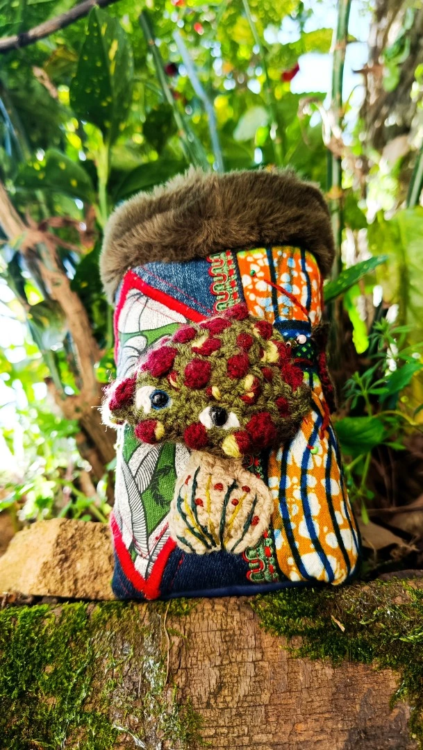 Etui à lunettes, jeux de cartes, art divinatoires , La légende d'un petit esprits des bois mystiques, jeans,wax, coton, motifs au crochet champifou