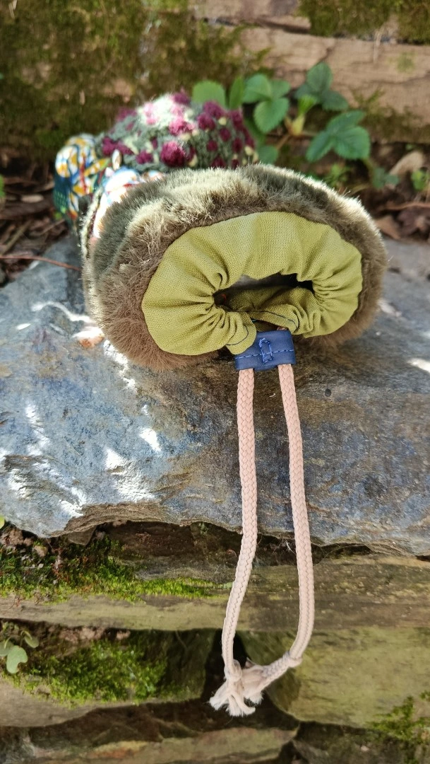 Etui à lunettes, jeux de cartes, art divinatoires , La légende d'un petit esprits des bois mystiques, jeans,wax, coton, motifs au crochet champifou – Image 11