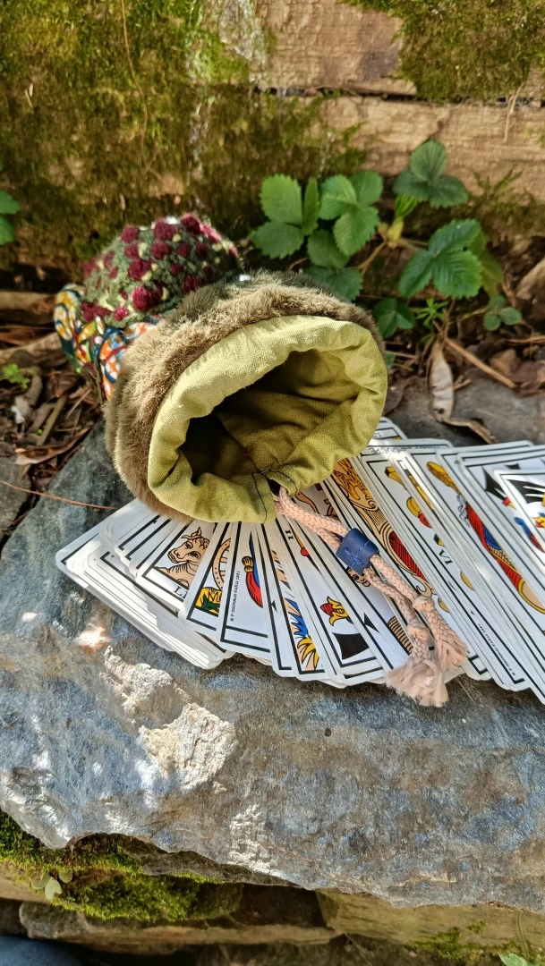 Etui à lunettes, jeux de cartes, art divinatoires , La légende d'un petit esprits des bois mystiques, jeans,wax, coton, motifs au crochet champifou – Image 12