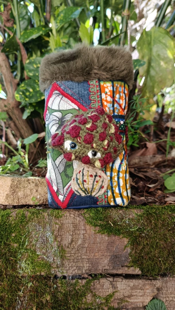 Etui à lunettes, jeux de cartes, art divinatoires , La légende d'un petit esprits des bois mystiques, jeans,wax, coton, motifs au crochet champifou – Image 4