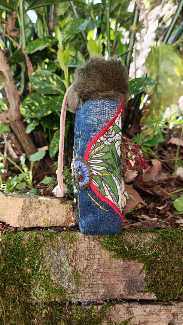 Etui à lunettes, jeux de cartes, art divinatoires , La légende d'un petit esprits des bois mystiques, jeans,wax, coton, motifs au crochet champifou – Image 6