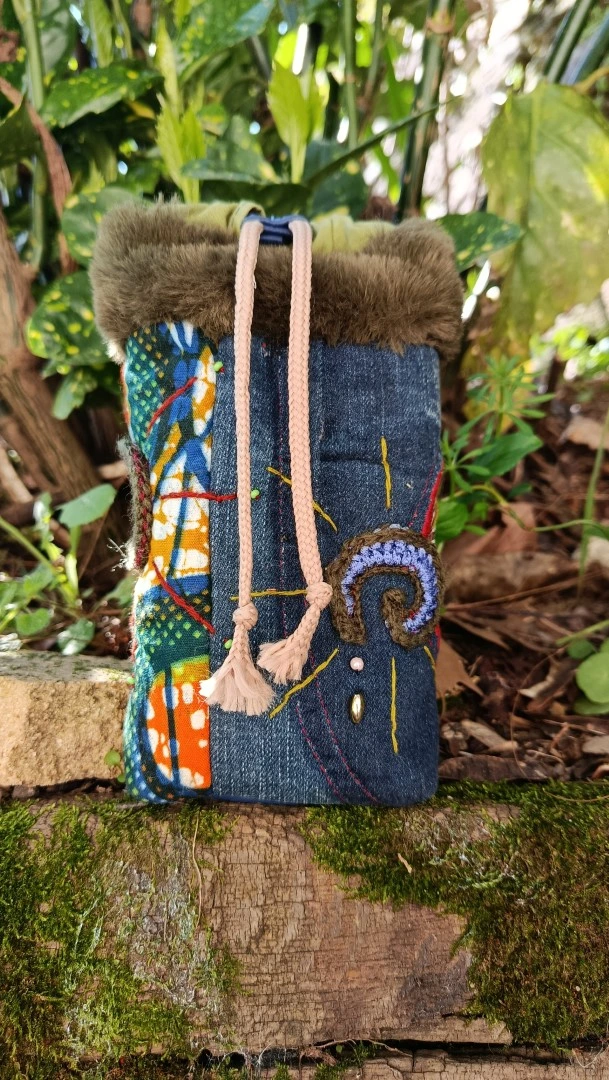 Etui à lunettes, jeux de cartes, art divinatoires , La légende d'un petit esprits des bois mystiques, jeans,wax, coton, motifs au crochet champifou – Image 7