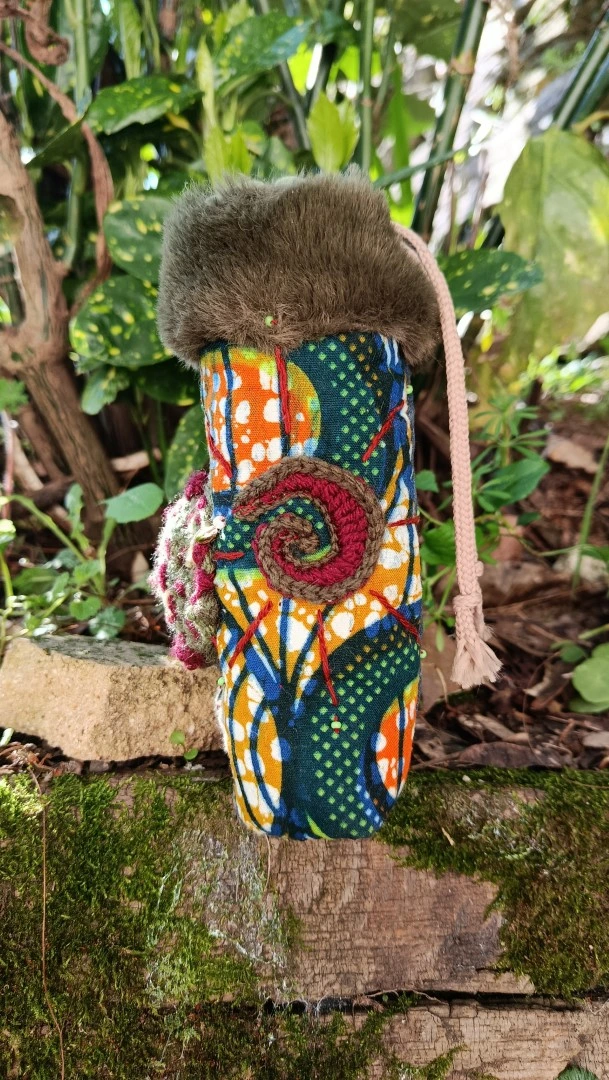 Etui à lunettes, jeux de cartes, art divinatoires , La légende d'un petit esprits des bois mystiques, jeans,wax, coton, motifs au crochet champifou – Image 8