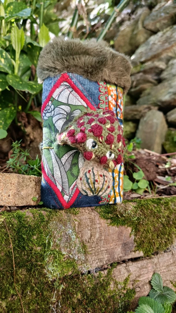 Etui à lunettes, jeux de cartes, art divinatoires , La légende d'un petit esprits des bois mystiques, jeans,wax, coton, motifs au crochet champifou – Image 9