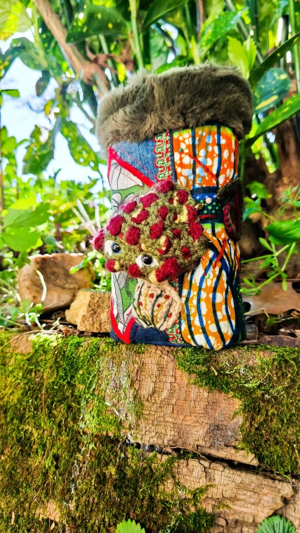Etui à lunettes, jeux de cartes, art divinatoires , La légende d'un petit esprits des bois mystiques, jeans,wax, coton, motifs au crochet champifou – Image 3