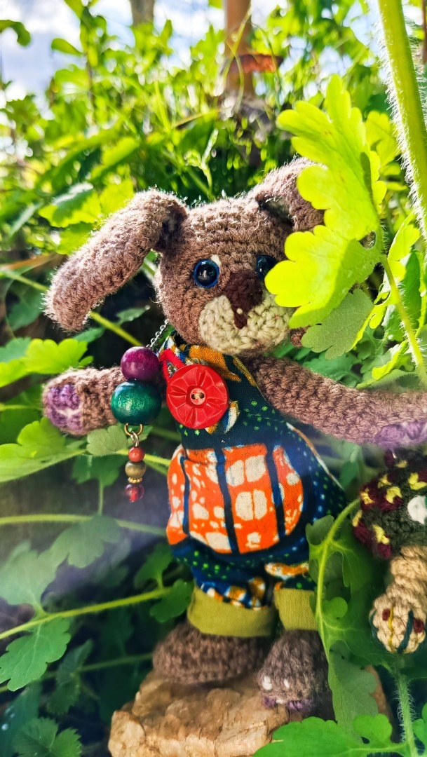 Le Porte-Clé (ou Talisman)- Vortex le Passeur des Bois Mystiques-  Lièvre sylvestre - crocheté main, salopette coton , acryliques, ...