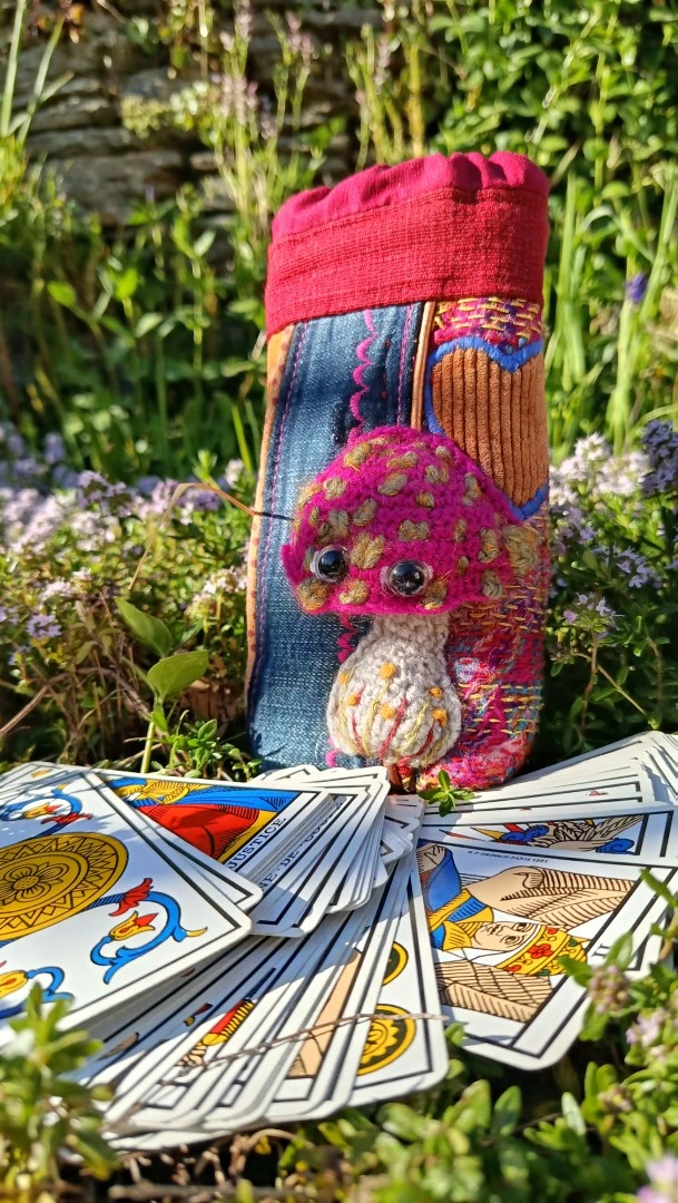 Etui à lunettes, jeux de cartes, art divinatoires , Safe Place, Love & Résilience, jeans,wax, coton, motifs au crochet champifou