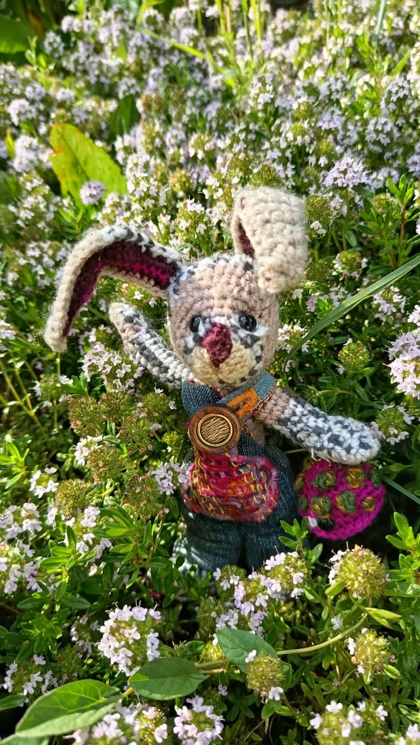 Le Porte-Clé (ou Talisman)- Irié, le Gardien de la Résilience-  Lièvre sylvestre - Totem de Self-Love & Force tranquille - crocheté main, salopette coton , acryliques, ...