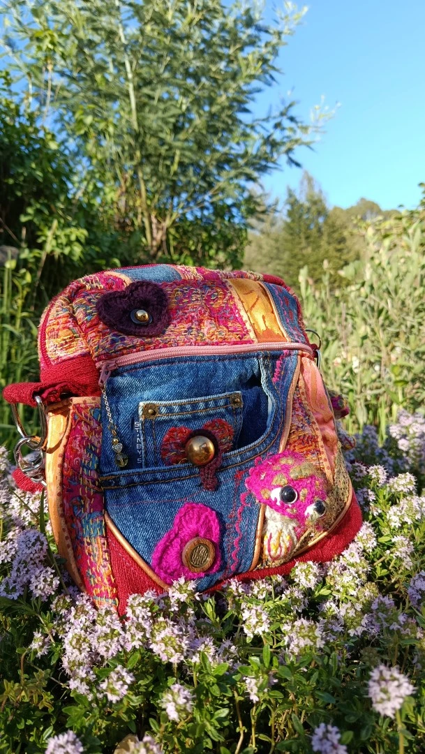 Petite pochette, Pitchoune “Ensarriada” — Safe Place, Love & Résilience, jean, rayonne,tissus simili, coton, motif au crochet – Image 6