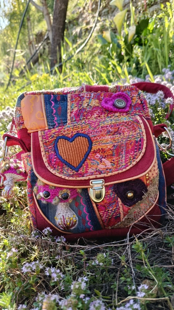 Petite pochette, Pitchoune “Ensarriada” — Safe Place, Love & Résilience, jean, rayonne,tissus simili, coton, motif au crochet – Image 7