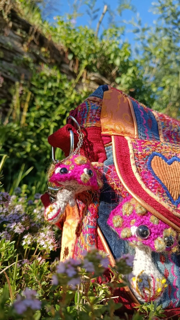 Petite pochette, Pitchoune “Ensarriada” — Safe Place, Love & Résilience, jean, rayonne,tissus simili, coton, motif au crochet – Image 8