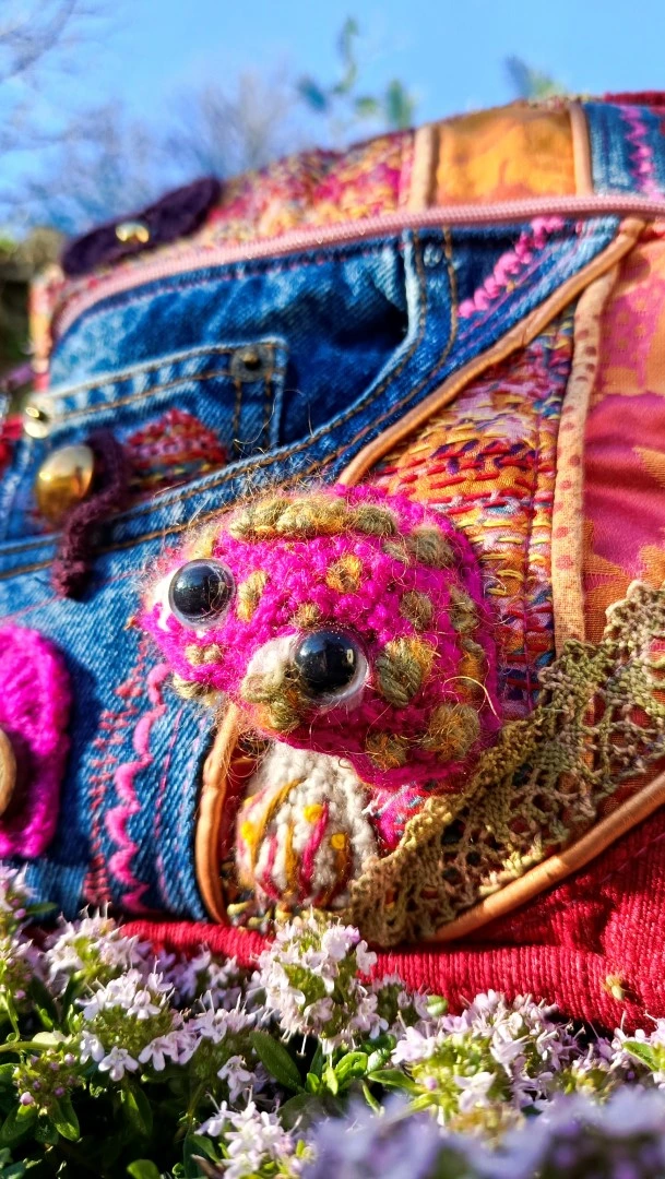 Petite pochette, Pitchoune “Ensarriada” — Safe Place, Love & Résilience, jean, rayonne,tissus simili, coton, motif au crochet – Image 10