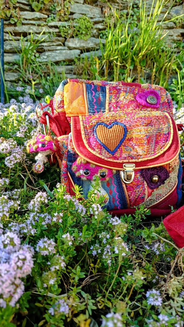 Petite pochette, Pitchoune “Ensarriada” — Safe Place, Love & Résilience, jean, rayonne,tissus simili, coton, motif au crochet – Image 11