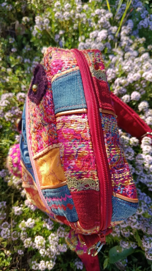 Petite pochette, Pitchoune “Ensarriada” — Safe Place, Love & Résilience, jean, rayonne,tissus simili, coton, motif au crochet – Image 12