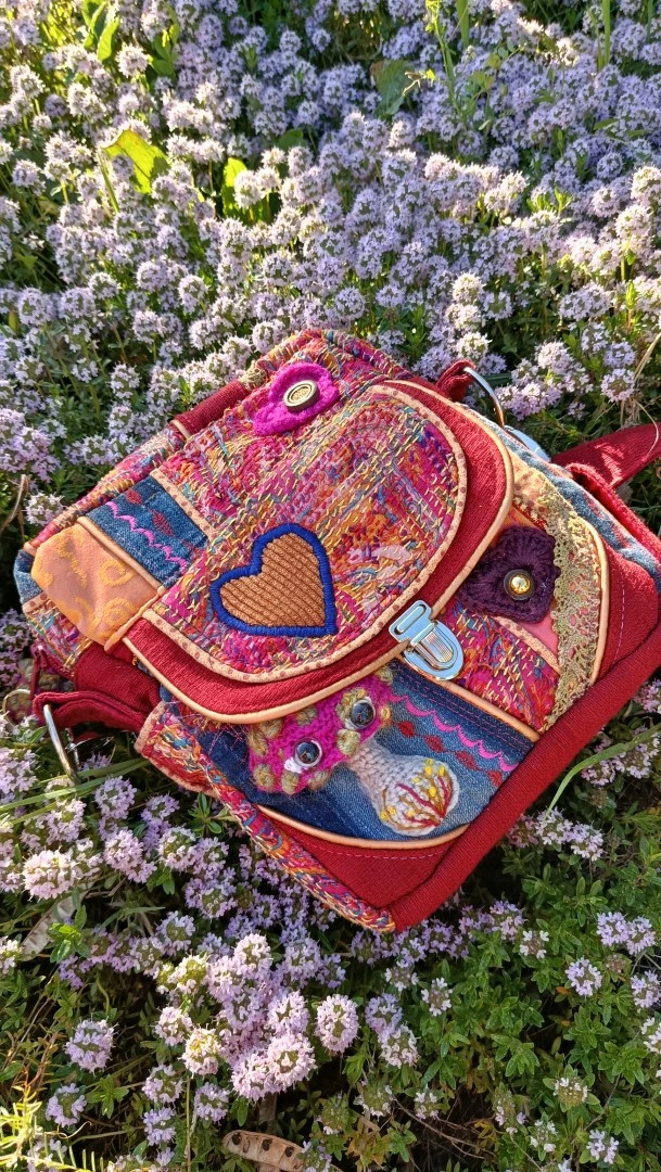 Petite pochette, Pitchoune “Ensarriada” — Safe Place, Love & Résilience, jean, rayonne,tissus simili,  coton, motif au crochet