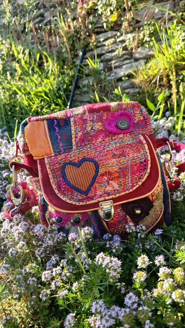 Petite pochette, Pitchoune “Ensarriada” — Safe Place, Love & Résilience, jean, rayonne,tissus simili, coton, motif au crochet – Image 3