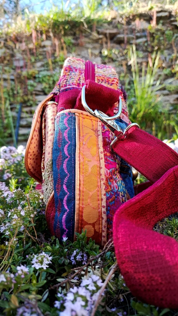 Petite pochette, Pitchoune “Ensarriada” — Safe Place, Love & Résilience, jean, rayonne,tissus simili, coton, motif au crochet – Image 13