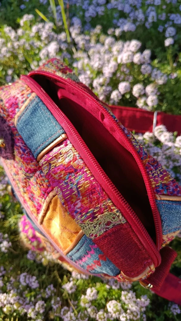 Petite pochette, Pitchoune “Ensarriada” — Safe Place, Love & Résilience, jean, rayonne,tissus simili, coton, motif au crochet – Image 14